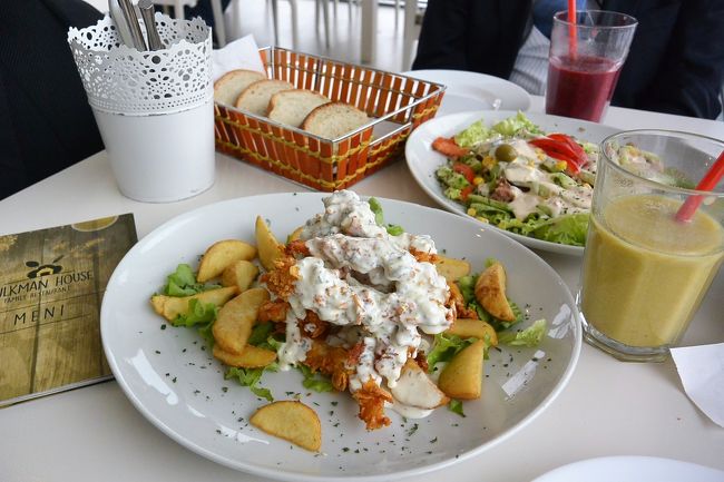 ショッピングセンター『Importanne centar』内のレストラン『Milkman House』でランチ。<br /><br />またまたいつものツナサラダとチキンのゴルゴンゾーラソースを2人でシェア。チキンのゴルゴンゾーラソースにはまっています。