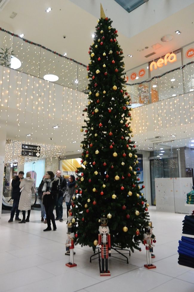 ショッピングセンター『Importanne centar』<br /><br />ツリーのまわりにはくるみ割り人形が飾られていました。