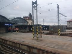 (09:45)
20分ほど遅れてプラハ着。チェコ鉄道のサイトから10日前に購入して、2人で18ユーロ。前日に見たら54ユーロになってたので、早く買った方が得やね。