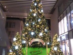 明治安田生命ビルのMY PLAZAにあるクリスマスツリー。写真ではうまく取れなかったですが、光るボールがきれいに飾られています。