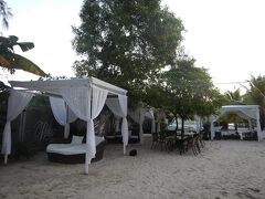 ホワイトブティックホテル＆レジデンスのビーチ沿いの庭です。とてもおしゃれです。