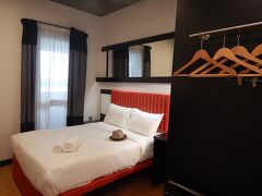 チェックインを終えて部屋に入ります。窓付きのダブルベッドの部屋でした。