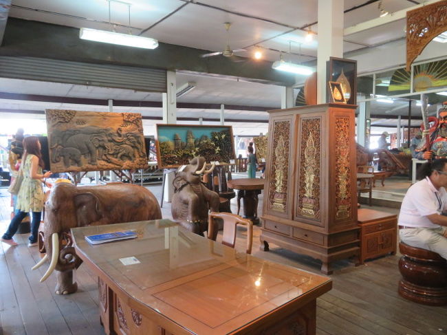 メークロンマーケットからココナッツファームに寄ってダムヌンサドゥアック水上マーケット入口に到着、お土産屋街やお土産屋の店内を歩いて運河の小舟乗り場に行きました