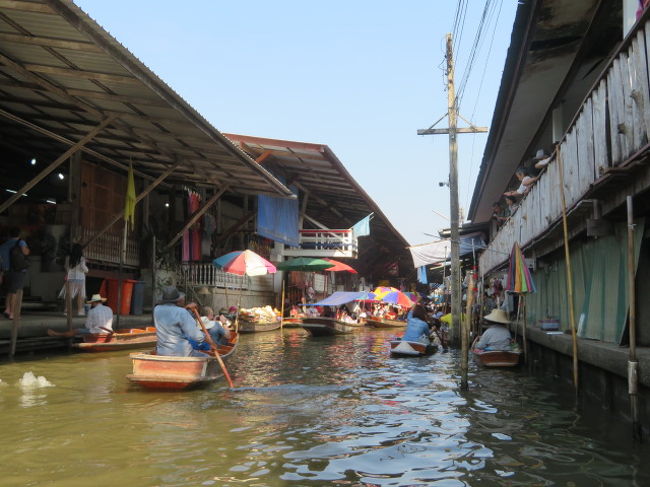 ダムヌンサドゥアック水上マーケット、運河の水路沿いにお店が並んでいます