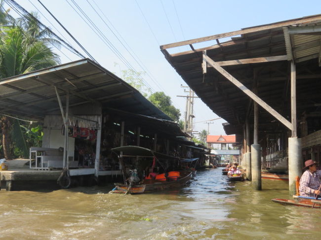 ダムヌンサドゥアック水上マーケット、水路を小舟で航行