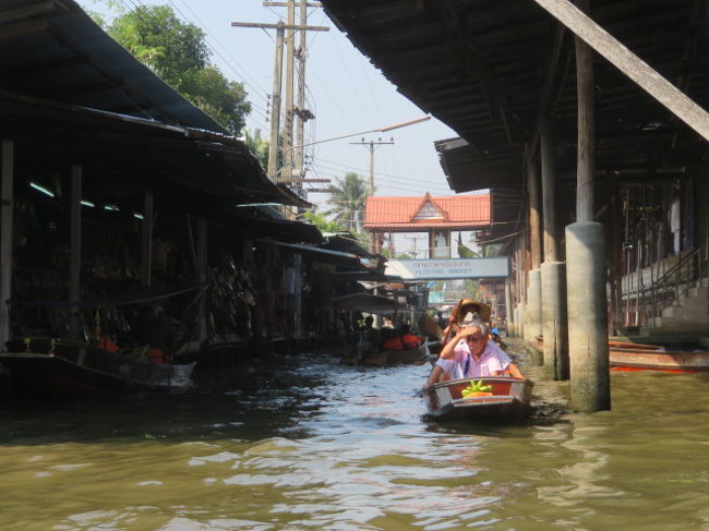 ダムヌンサドゥアック水上マーケット、水路を小舟で航行