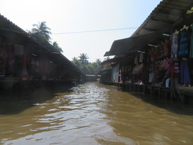 ダムヌンサドゥアック水上マーケット、水路沿いにお店が並んでいます