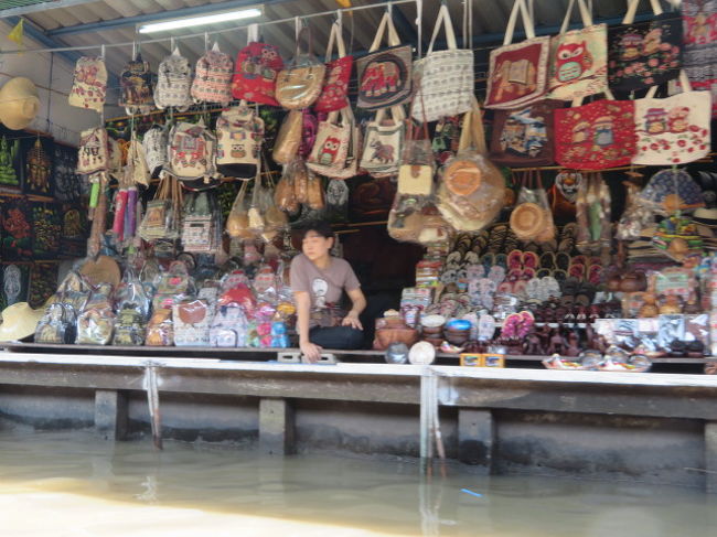ダムヌンサドゥアック水上マーケット、水路沿いのお店、小舟が横付けしますの買物ができますが落ち着いて買うことは出来ません