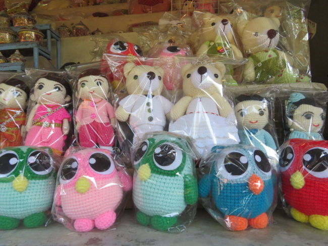 ダムヌンサドゥアック水上マーケット、水路沿いのお店、いろいろな物が並んでいます