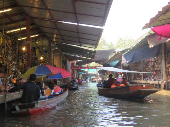 ダムヌンサドゥアック水上マーケット、小舟が航行中