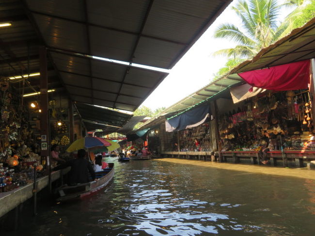 ダムヌンサドゥアック水上マーケット、水路沿いのお店