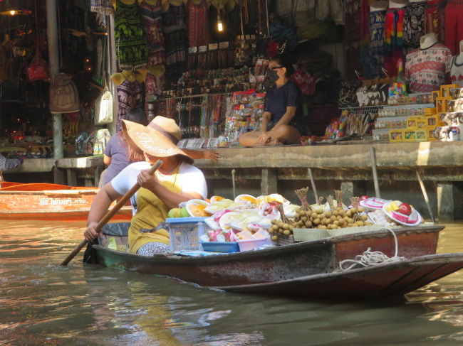 ダムヌンサドゥアック水上マーケット、小舟でも野菜や果物が売られています