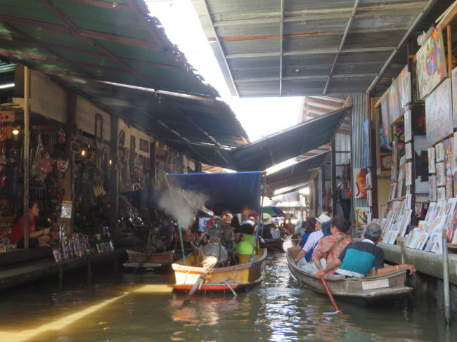 ダムヌンサドゥアック水上マーケット、小舟が集中しています
