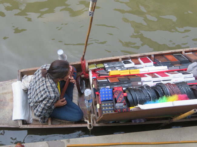 ダムヌンサドゥアック水上マーケット、物産店から小舟を見ています、販売用に物が見えます