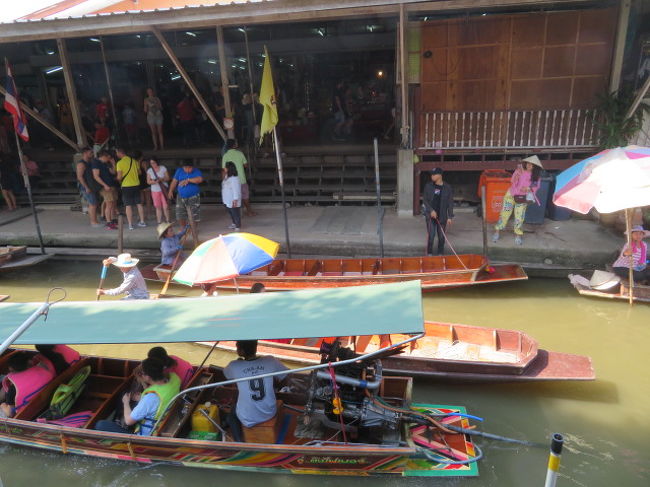 ダムヌンサドゥアック水上マーケット、物産店から見ています