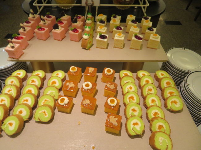 バンコクセンターホテルのレストラン、プチケーキが並んでいます