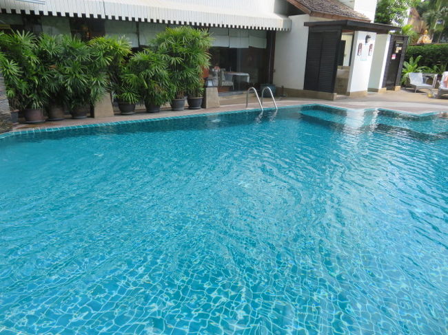 バンコクセンターホテルのプール、小さなプールです