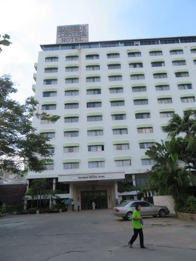 ダムヌンサドゥアック水上マーケットを観光した後、昼食を取る為バンコク市が中心に戻りました、食事はタイ国鉄フアラムボーン駅前にあるバンコクセンターホテルのレストランで、２００２年１１月１日に飛び込みでこのホテルに泊まりました