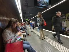 今日はカサミラを見に行きます。
バルセロナのメインストリートに行きますよ。
ホテル直結の通路を使い地下鉄駅に来ました。
正式にはEstación de Barcelona Santsという名のバルセロナサンツ駅です。
私たちは3泊しましたがスリやその他の危険とかは全く感じませんでした。
ラッキーだったんでしょうね。

