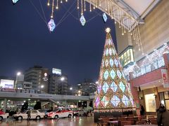 １３時１０分に雲仙を出発し、１５時に長崎駅に到着

この写真は夜に撮ったものです。

長崎駅もクリスマス。

今日も色々と長崎市内を見たいので、みどりの窓口で路面電車１日券（５００円）を購入