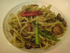 ドライトマトやアスパラがたくさん入ったリングイネです。感激するほどでは無かったですが、まぁまぁ美味しかったです。接客はイマイチでした。