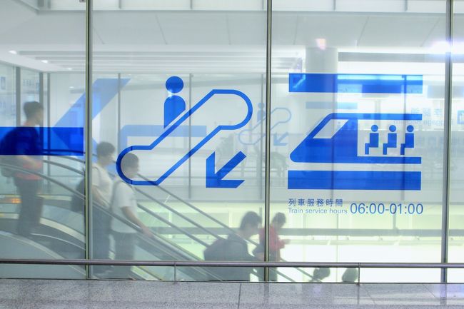 香港の空港は広くてきれいでした。そんなに乗り継ぎ時間があるわけではないのと、時間が22時ごろとまあまあ遅かったので、とりあえずゲートまで行こうと思います。ピクトグラム？可愛い。