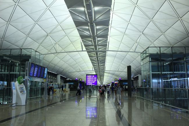 こういう空間に出ると空港きたーーー！！！！ってテンションが上がります。たくさんのゲートがあってどこかなって探すのも楽しくて好き。