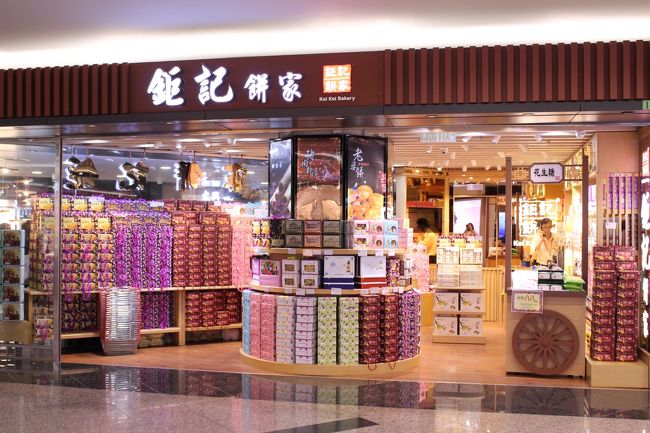 お土産屋さんかな、さすがに今は買えないけど、なんかカラフルでいいですね。