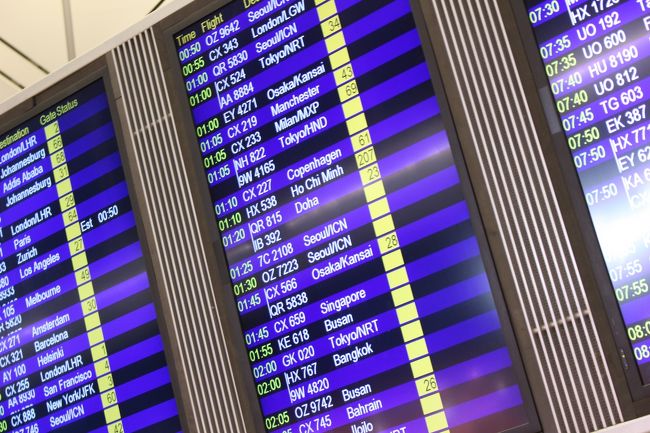 さて、私が乗る飛行機の搭乗ゲートはどこかしら？