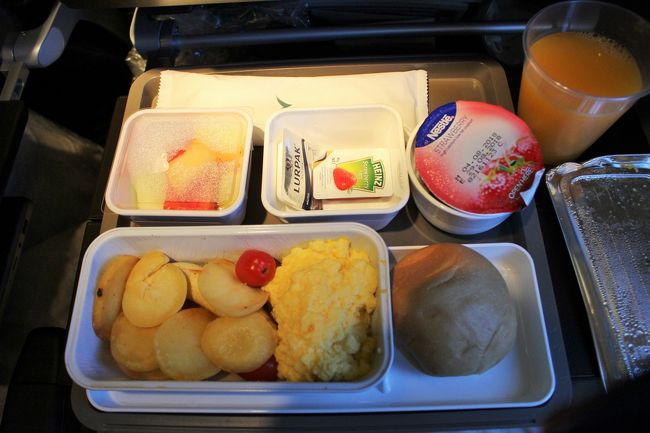 ええと、なんとまたもやグースカ寝ていてどうも一回分機内食を飛ばされてしまったようです。つらい…。搭乗後にもらったスナックで空腹をなんとかなだめつつ、やっと朝ごはんにありつけました。<br />うう、ごはんのときは起こしてくれてもええんや…（自己責任）