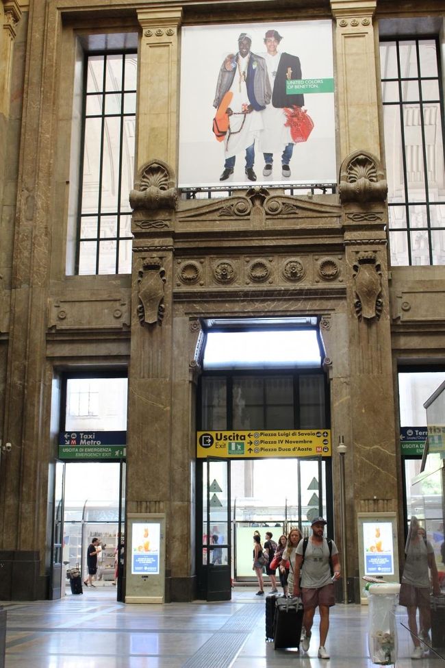 空港からはいくつかのバス会社が出ているようですが、どこがいいのか分からなかったので一番人が乗り込んでいるバスが一番早いかなと思って乗り込み、ミラノ中央駅にやってきました。<br />ミラノ駅には荷物の預かり所があるので、大きな荷物は預けて、いざ観光開始！