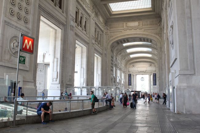 国鉄と地下鉄がありますが、これから向かうドゥオモへは地下鉄を利用します。表示板があるので、分かりにくいことはないはず。地下鉄も普通に綺麗でした。<br />あ、ちなみに券売機で切符を買っていると、謎の男性が勝手に機械の使い方を教えてきました。いや、別にええよわかるよ…と思いましたが、なんか要求してきたので1ユーロあげてしまったよね（あんたそんなことして！て母に怒られるやつですね）<br />たぶん、あげなくても別に襲ってこないとは思うから、みなさん、あげなくても大丈夫ですからね！私のときはおっちゃんでしたが、女性もいるみたいです。