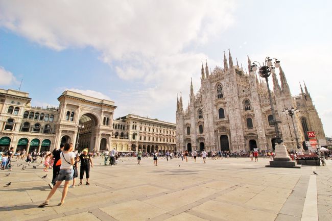 地下鉄の駅から階段を上がると、そこにはこの光景！