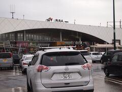 東名高速道路、海老名ＳＡで休憩。
雨が降っていて車外は少々寒いです。