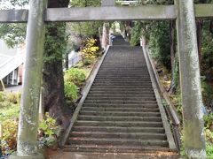 小雨模様ですが、熱海の「伊豆山神社」でお参りして、お守りを購入しました。
源頼朝と北条政子との関係が有る神社だそうで、石段を昇りさあ本殿へ。