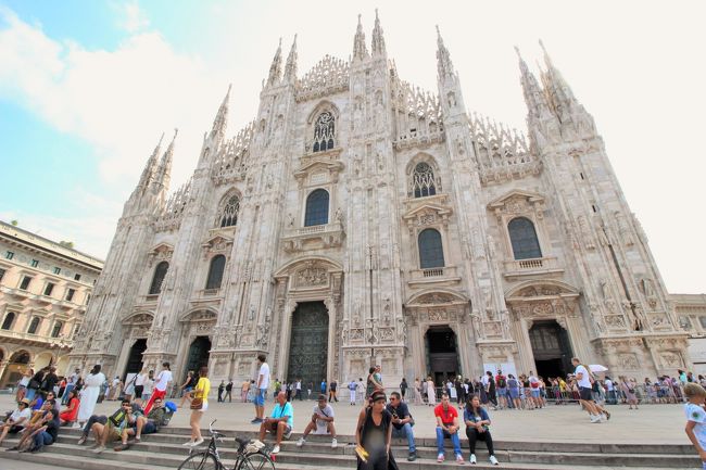 これが、ドゥオーモ！ミラノと検索すると、やっぱりこの写真がすぐ出てきますよね。<br />正式名称を「サンタ・マリア・ナシェンテ教会」というそうです。ミラノ観光は半日しかないので、急いで回らなければー。