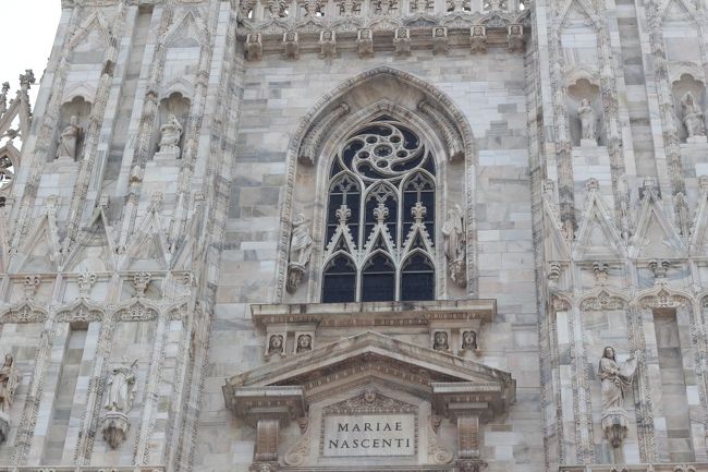 尖塔は145本、彫刻は2000体とも3000体ともいわれるそう。近づいてよくよく見ると、どの彫刻もとっても細かくて、ひとつひとつ見ていると時間がすぐになくなってしまいそうです。