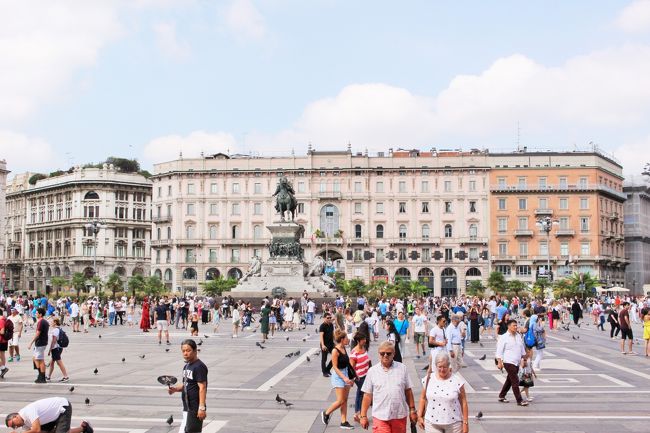 反対側を見ると、広場にはこれだけたくさんの人。イタリア王国の初代国王、ヴィットーリオ・エマヌエーレ2世の銅像があります。