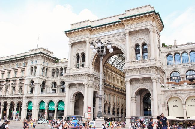 こちらはガッレリア。ここも楽しみにしてたんですよねー！最初に1861年にデザインされ、イタリアの建築家ジュゼッペ・メンゴーニによって1865年から1877年の間に建設された（ウィキペディアの知識）アーケードだそうです。