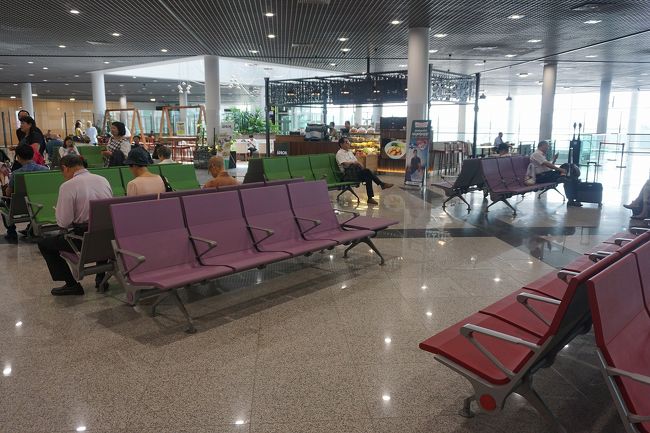 ●出発ゲート＠プノンペン国際空港<br /><br />みんな、アンコールワットに行くのかな…。<br />やっぱり、外国人ばかりですね。