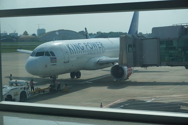 ●出発ゲート＠プノンペン国際空港<br /><br />見慣れない飛行機、KING POWER。<br />タイの航空会社です。<br />タイの免税店が航空業界に参入したようです。