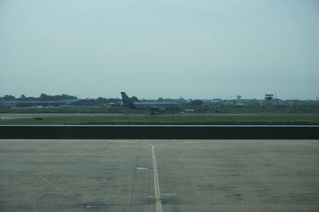 ●出発ゲートから＠プノンペン国際空港<br /><br />カンボジアエアウェイズ。<br />最近できた新しい航空会社です。<br />唐草模様のようなデザインがかわいいですね。<br />