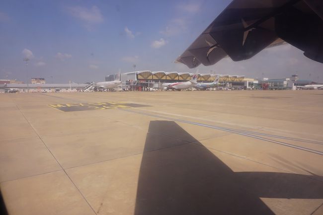 ●K6 105便から@プノンペン国際空港<br /><br />10:08。<br />動き始めました。<br />うっ、窓が汚い（泣）。