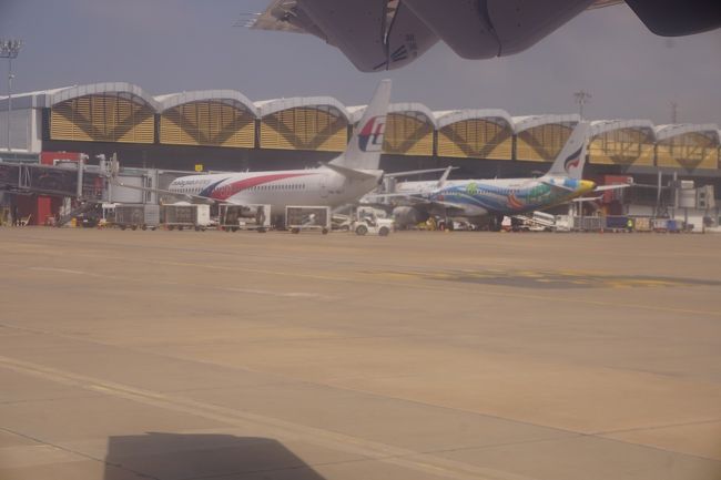 ●K6 105便から@プノンペン国際空港<br /><br />マレーシア航空。<br />隣はバンコクエアウェイズです。<br />