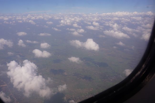 ●K6 105便から<br /><br />10:24。<br />平べったいカンボジアの大地。