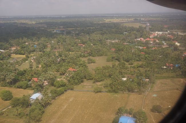 ●K6 105便から<br /><br />10:57。<br />いかにも南国～。<br />遂にきました、シェムリアップ。