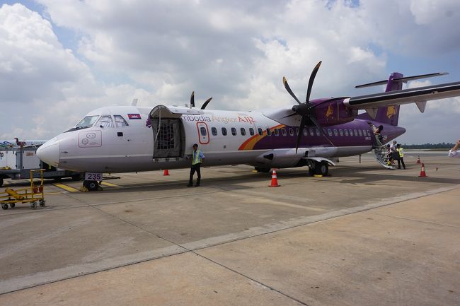 ●K6 105便＠シェムリアップ国際空港<br /><br />11:05。<br />天候にも恵まれ、快適なフライトでした。