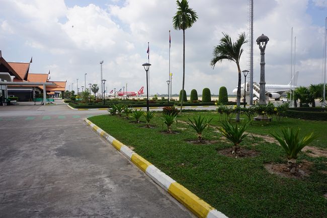 ●シェムリアップ国際空港<br /><br />緑もある！<br />素敵すぎます！