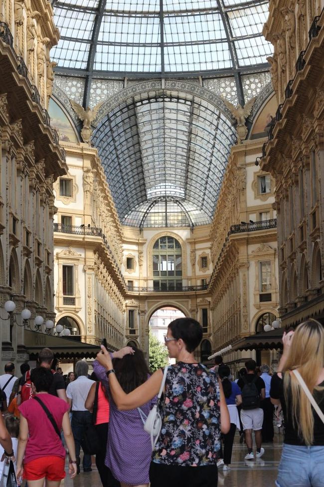 足を踏み入れてみると、これは美しいー！ヨーロッパのアーケードはいくつか見てきましたが、これだけ天井のデザインが細かくて美しいのはなかなかない気がするなあ。<br />https://youtu.be/sDgmzqJfYSY