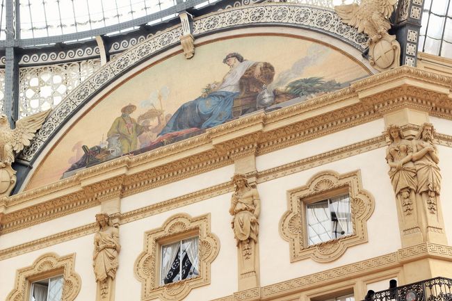 天井はドームになっていて綺麗だし、壁画？も彫刻もあって見ているのが楽しいです。こちらは中心部にあるフレスコ画。それぞれ四大陸を象徴しているそう。